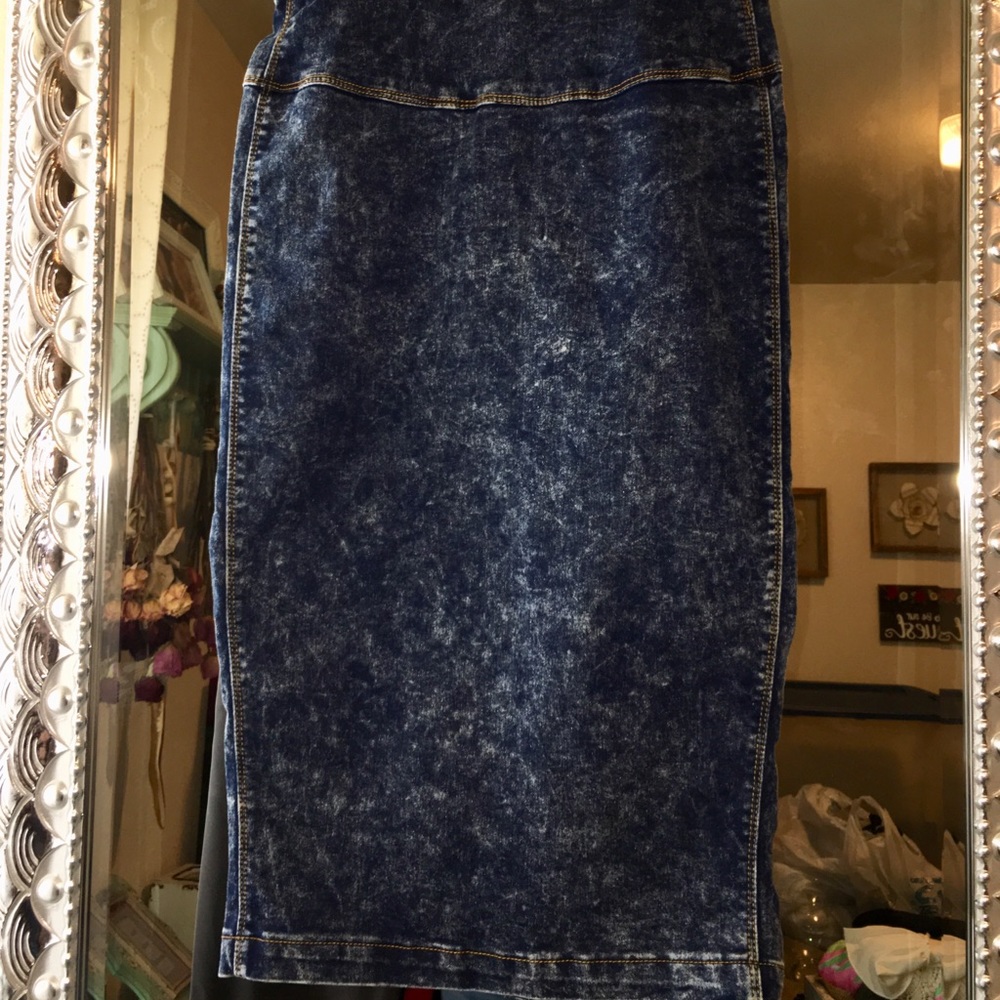 High waisted pencil skirt